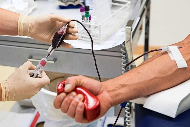 Blutprodukte sind fr Menschen mit vie...e spenden, kann ihnen geholfen werden.  | Foto: Christian Charisius (dpa)