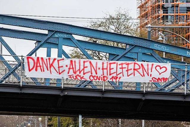 Um das Dankesbanner an der Freiburger ...inigen Aufruhr, nicht nur auf Twitter. | Foto: Philipp von Ditfurth (dpa) Um das Dankesbanner an der Freiburger ...inigen Aufruhr, nicht nur auf Twitter. | Foto: Philipp von Ditfurth (dpa)