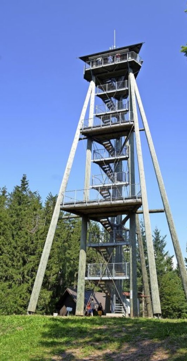 Der Hnersedelturm &#8211; ein beliebt...n. Auch der Eichbergturm ist gesperrt.  | Foto: Nikolaus Bayer