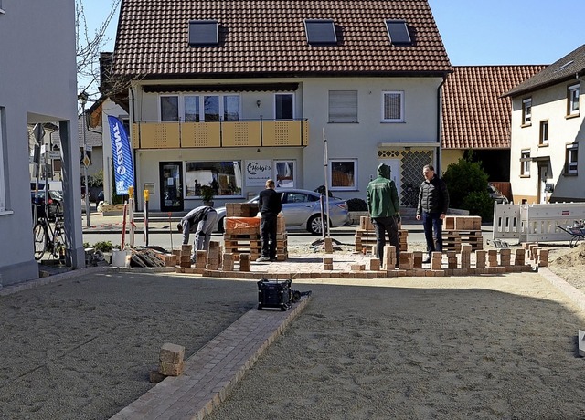 Die Pflasterarbeiten an der Guldengasse in Wyhl haben begonnen.   | Foto: Roland Vitt