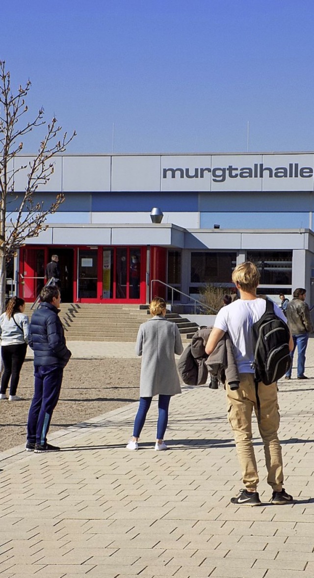 Warten in angemessenem Abstand hie es vor dem Eingang zur Murgtalhalle.  | Foto: Brigitte Chymo