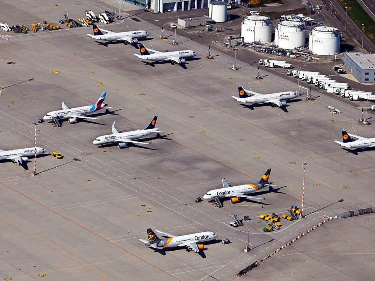 Auf dem Flughafen Stuttgart stehen zahlreiche Flugzeuge am Boden.