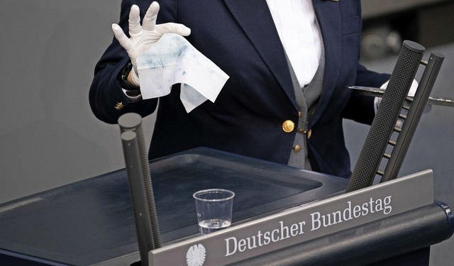 Seuchenschutz gilt auch im Bundestag: ...das Rednerpult nach jedem Wortbeitrag.  | Foto: Michael Kappeler (dpa)