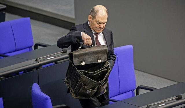 Der Finanzminister vor der  denkwrdig...estagssitzung mit seiner Aktentasche    | Foto: Michael Kappeler (dpa)
