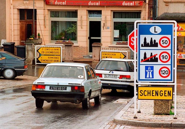 Blick auf den Ortseingang von Schengen...ach ihm benannte Abkommen ein Begriff.  | Foto: Werner Baum (dpa)