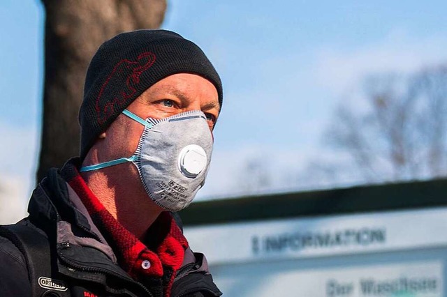 Ein Mann mit Atemschutzmaske in Hannov...dazu bringen, ihr Verhalten zu ndern.  | Foto: Julian Stratenschulte (dpa)