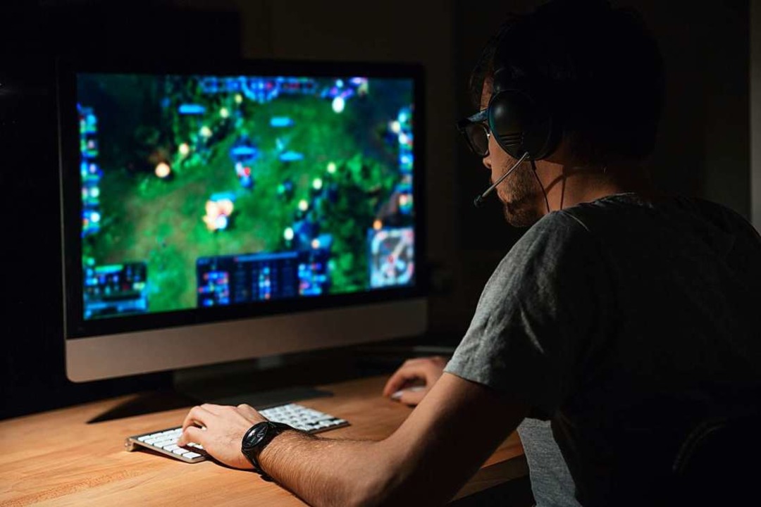 Online-Gaming kann auch gesellig sein-...gute Beschäftigung in der Coronakrise.  | Foto: Drobot Dean  (stock.adobe.com)