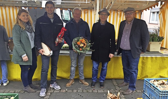 Jens und Siegbert Eckert (Zweiter und ... Hler auf dem Elzacher Wochenmarkt.   | Foto: Kurt Meier