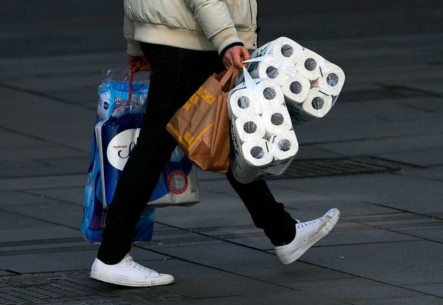 Toilettenpapier ist nach wie vor gefra...d in den Supermrkten oft ausverkauft.  | Foto: Helmut Fohringer (dpa)