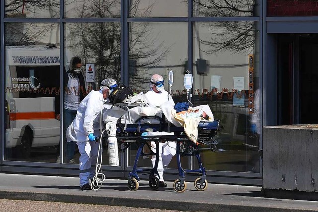 Im Stundentakt werden  Covid-19-Patien...ittsklinik in Straburg eingeliefert.  | Foto: PATRICK HERTZOG