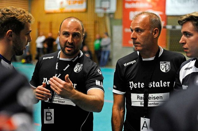 Markus Heimburger (Zweiter von links) ... von links) coachen den TuS Ottenheim.  | Foto: Bettina Schaller