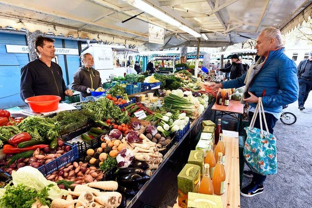 Wie hier am Wiehre-Markt wird auf Abst...et und Geld per Schssel ausgetauscht.  | Foto: Thomas Kunz