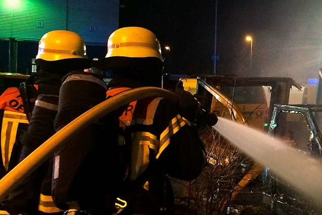 Nchtlicher Einsatz der Feuerwehr in W...randes auf ein Wohnhaus zu verhindern.  | Foto: Feuerwehr Offenburg