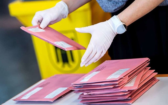 Wahlhelfer mit Handschuhen bereiten in...unalwahlen Mitte Mrz in Bayern statt.  | Foto: Sven Hoppe (dpa)