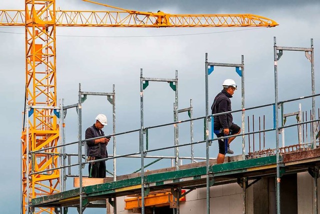 Arbeitskrfte und Material braucht der...stet. Aber Probleme zeichnen sich ab.   | Foto: Cindy Riechau (dpa)