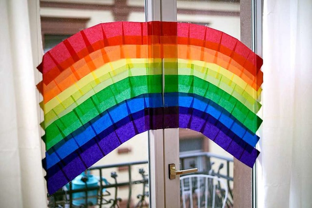 An einem Fenster in der Wiehre hngt dieser prchtige Regenbogen aus Papier.  | Foto: Thomas Kunz