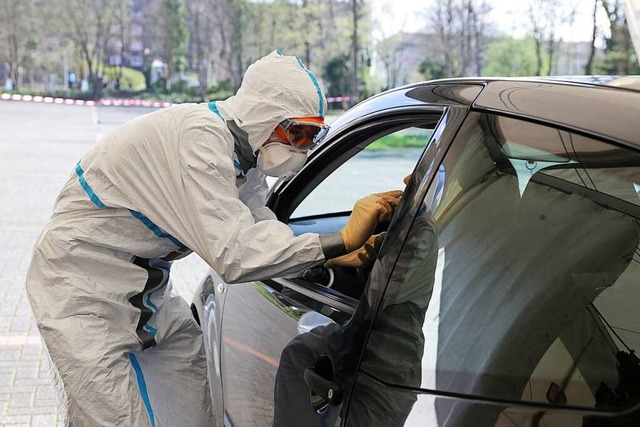 Bei der Abstrichstelle mssen Patienten nicht aus dem Auto aussteigen.  | Foto: Ingo Lammer (dpa)