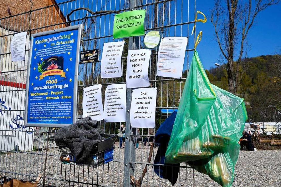 Am Gabenzunen, wie hier  an der Stra... Kleidung oder Lebensmittel mitnehmen.  | Foto: Thomas Kunz