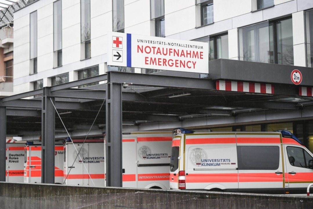 Krankenwagen stehen vor der Notaufnahm... Region rechnen mit viel, viel Arbeit.  | Foto: Patrick Seeger (dpa)