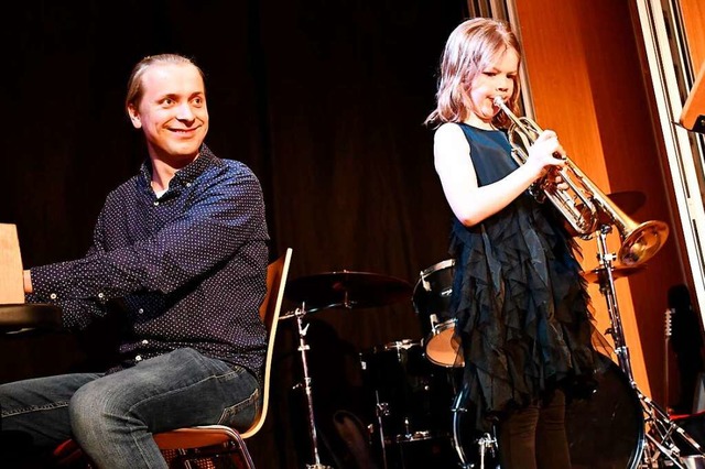 Musikschullehrer Oskar Szutenberg mit ...den nur via Skype zusammen musizieren.  | Foto: Barbara Ruda