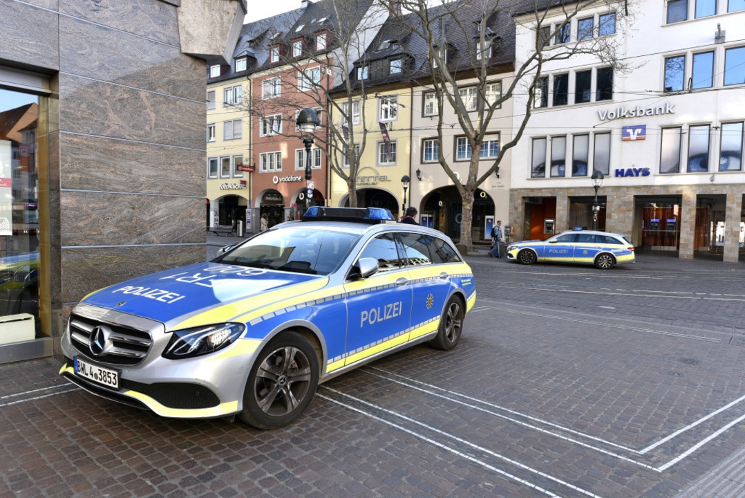Die Polizei kontrolliert die Einhaltung der Corona-Verordnung  | Foto: Thomas Kunz