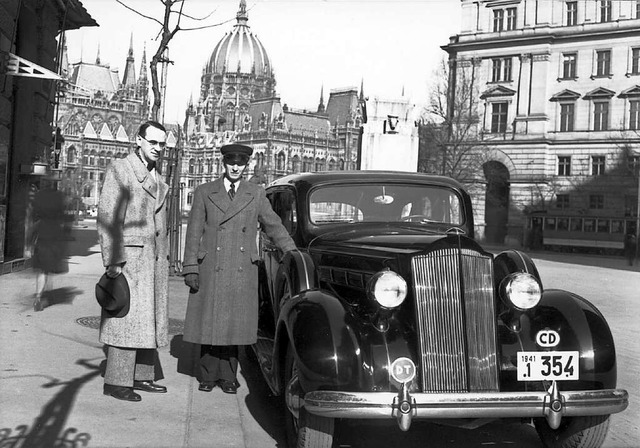 Eher schchtern, kein Heldentyp: Carl ... Im Hintergrund das Parlamentsgebude.  | Foto: Archiv fr Zeitgeschichte Zrich