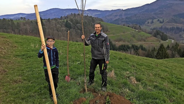 Jung und Alt halfen mit bei der Baumpflanzaktion in Adelsberg.  | Foto: Paul Berger