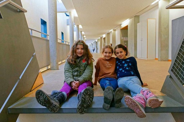 Dalal (8 Jahre, Syrien), Sidra (7 Jahr...ien) und Hannah (7 Jahre, Deutschland)  | Foto: Martin Schulte-Kellinghaus