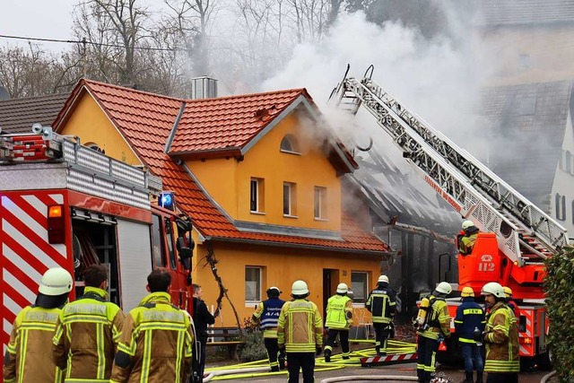 Der Brand in Biengen lste einen Groe...von Feuerwehr und Rettungskrften aus.  | Foto: Susanne Mller