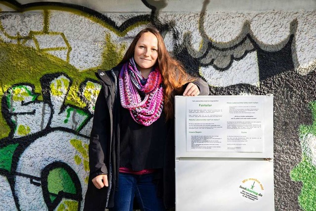 Lebensmittelretterin Sarah Deiler und der Khlschrank fr alle in Denzlingen.   | Foto: Joss Andres