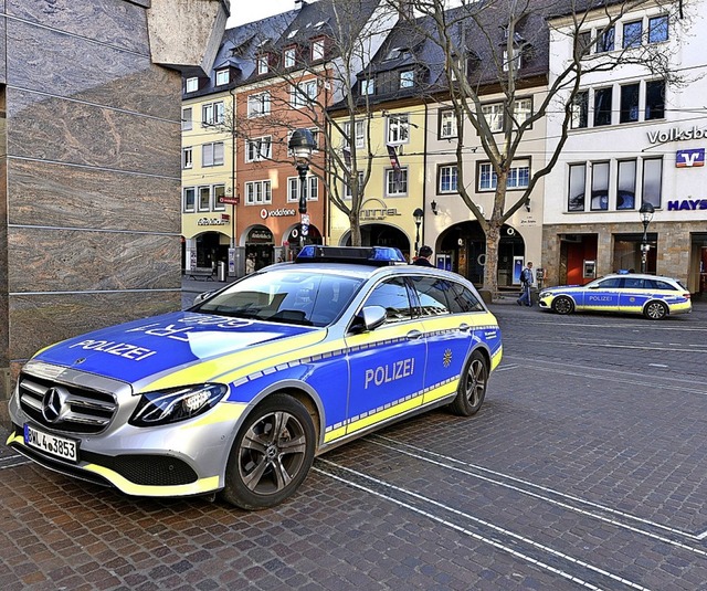 Die Polizei berwacht die Einhaltung d...ordnung &#8211; wie hier in Freiburg.   | Foto: Thomas Kunz