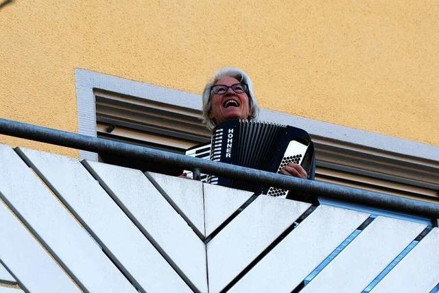 Offenburger singen und musizieren auf Balkons und an Fenstern