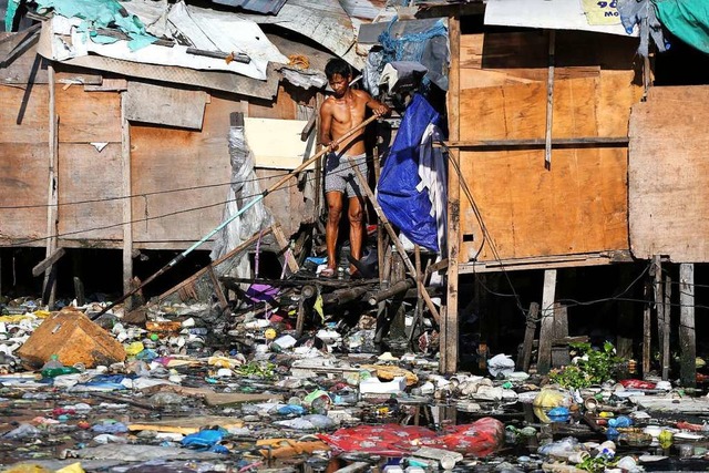 In rmeren Lndern gibt es viele Slums...enen  die Ansteckungsgefahr hher ist.  | Foto: Alejandro Ernesto (dpa)
