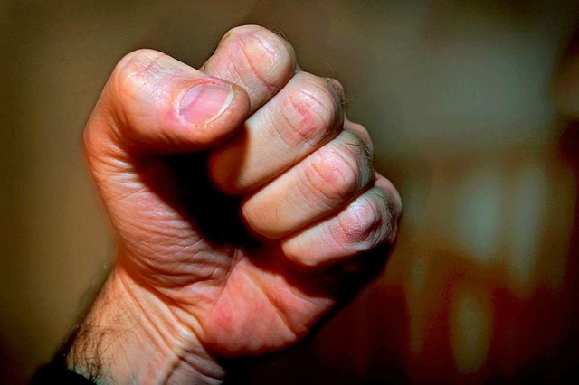 Zwei aggressive junge Mnner provozier...gen sie ihm ins  Gesicht (Symbolfoto).  | Foto: Karl-Josef Hildenbrand