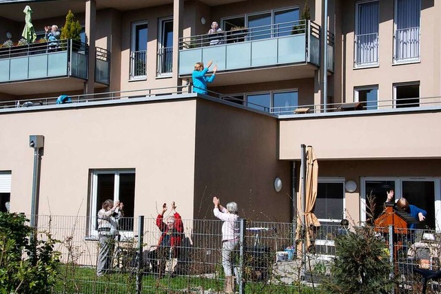 Abstand halten auch bei der Seniorengy...sprechendes Programm auf den Balkonen.  | Foto: Volker Mnch