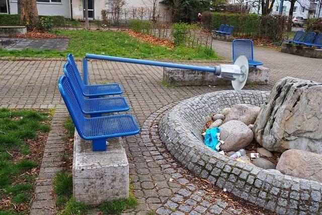 Unbekannte vermllen Brunnen und knicken eine Laterne bei der blauen Kirche um