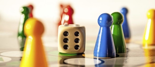Lenkt ab im Hausarrest: eine Runde Brettspiel  | Foto: Ewa Bednarek  stock.adobe.com