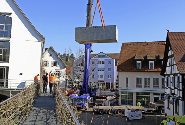 Am Haken des 60-Tonnen-Krans: Die Tech...r das Fontnenfeld in der Landvogtei.   | Foto: Stadt Emmendingen