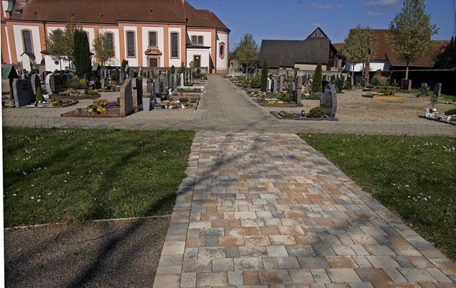 Weitere Wege auf dem Friedhof Oberhaus...nd eingefasste Grabkammern angelegt.    | Foto: Ilona Huege