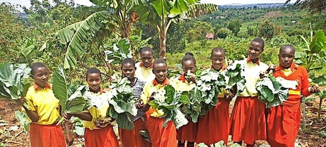 Prsentieren stolz ihr angebautes Gem...ainbow House of Hope&#8220; in Uganda.  | Foto: privat