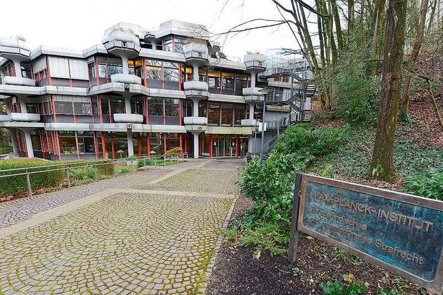 Das Institut im Freiburger Stadtteil W...er anderem das Schild erneuern mssen.  | Foto: Ingo Schneider