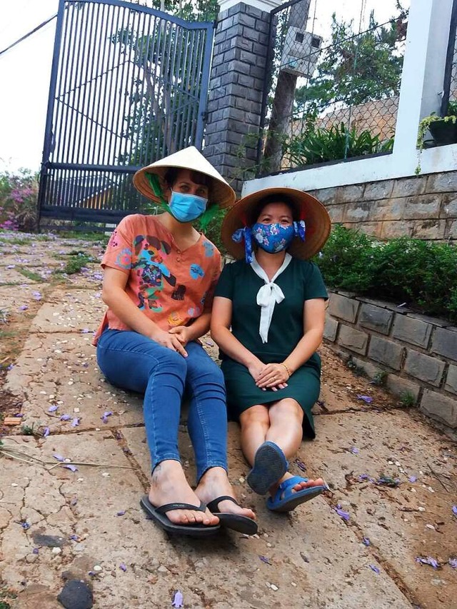 Leonie Hofsss mit einer Nachbarin in Vietnam.  | Foto: privat