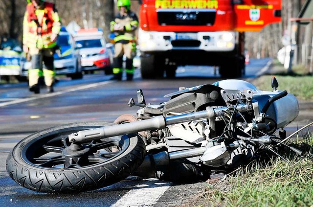 Ein Motorrad liegt nach einem Unfall neben der Strae.  | Foto: Julian Sthle (dpa)