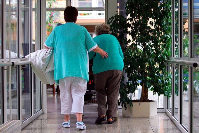 Alte Menschen und Pflegekrfte sind besonders gefhrdet.   | Foto: Peter Steffen