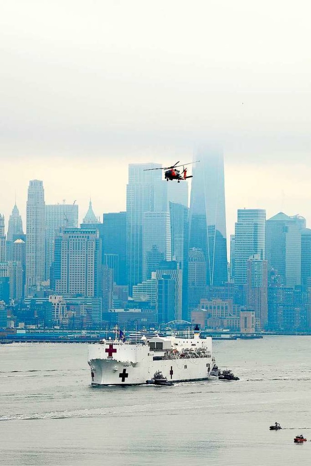 Soll helfen: Lazarettschiff &#8222;Comfort&#8220; der Marine vor New York  | Foto: Dimitrios Kambouris (AFP)