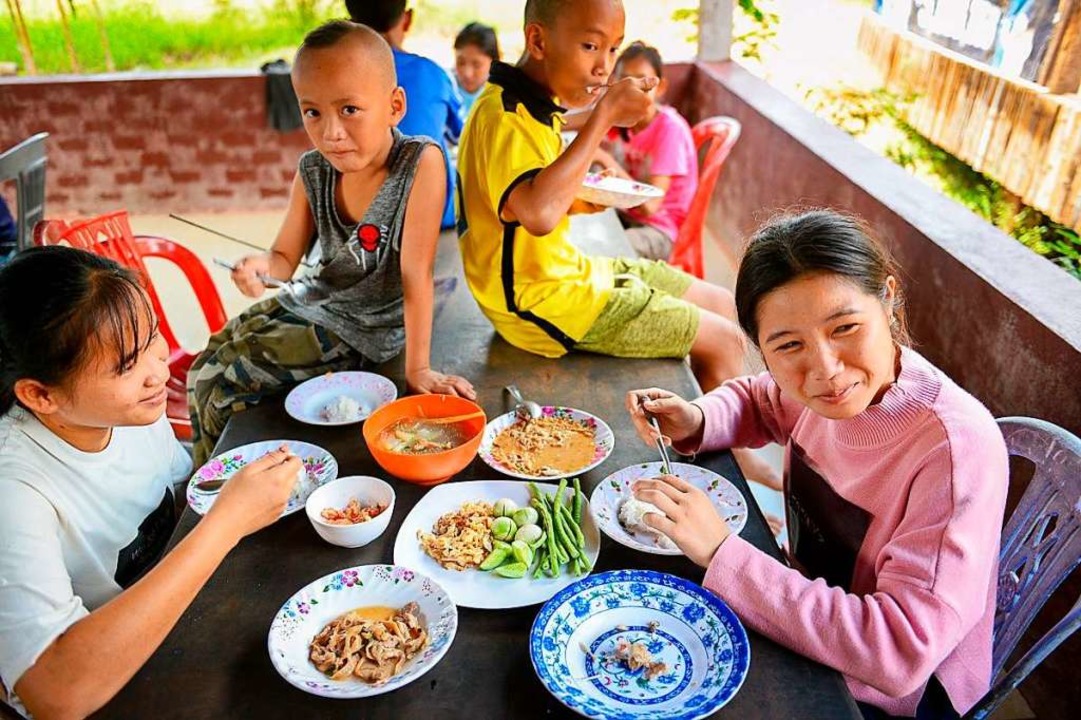 Dreimal am Tag essen die Kinder gemein...richte mit frischen Zutaten vom Markt.  | Foto: Josh Feitelson