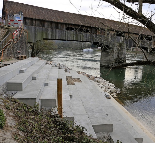In Stein begannen die Uferarbeiten End...er der Holzbrcke sind abgeschlossen.   | Foto: Dennis Kalt