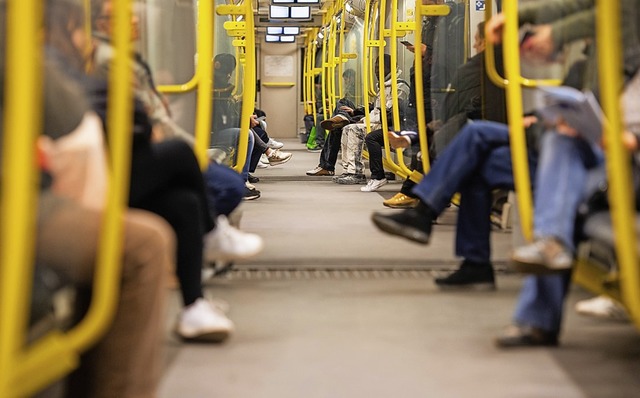 Volle Zge, Busse und Bahnen sind in Zeiten von Corona wenig ratsam.  | Foto: Christophe Gateau (dpa)