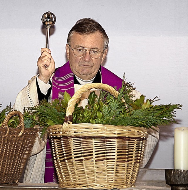 Pfarrer Rybak hat am Dienstag Palmzweige geweiht.   | Foto: Gert Brichta