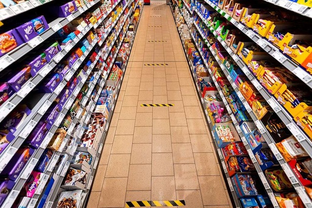 In Supermrkten gelten derzeit besondere Regeln. (Symbolbild)  | Foto: Robert Michael (dpa)